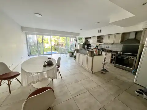 Casa en Venta con 3 cocheras