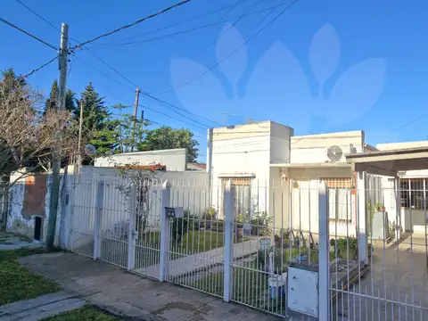 Casa 3 Dorm. con Quincho y Jardín en San Carlos – Apta Banco
