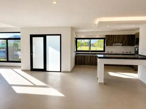 Casa en Alquiler con 2 cocheras