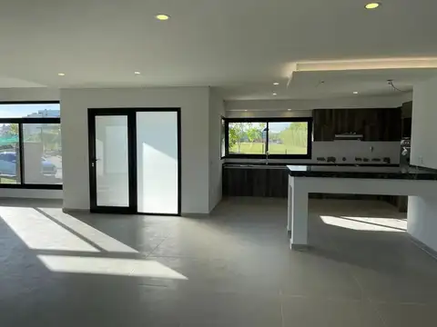 Casa en Alquiler con 2 cocheras