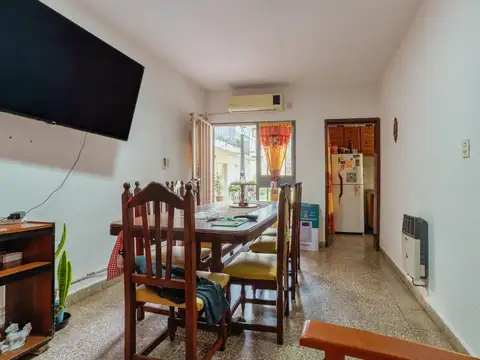 Casa de pasillo en venta barrio amtheu 2 dormitorios amplio luminoso