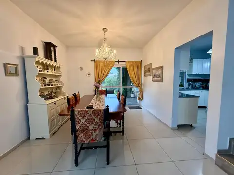 Casa en Venta con 4 cocheras
