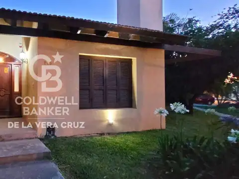 Casa 9 ambientes con 2 baños