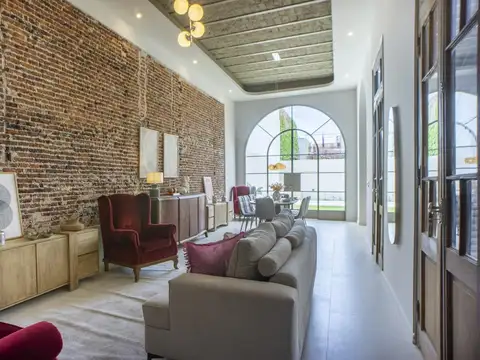 VENTA - CASA 4 DORMITORIOS, PATIO VERDE, PILETA Y COCHERA - ABASTO