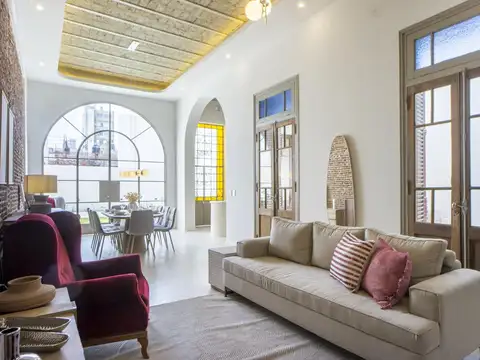 VENTA - CASA 4 DORMITORIOS, PATIO VERDE, PILETA Y COCHERA - ABASTO
