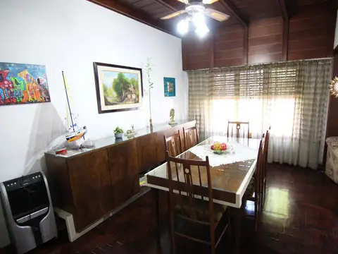 Casa 4 ambientes con 2 baños