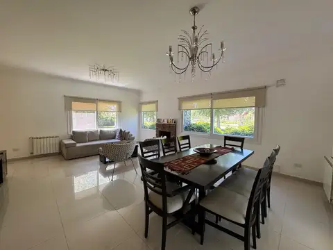 Casa 5 ambientes con 4 baños