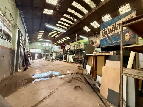 Galpon de 600 m2 con oficinas sobre lote de 16x50 con trifasica