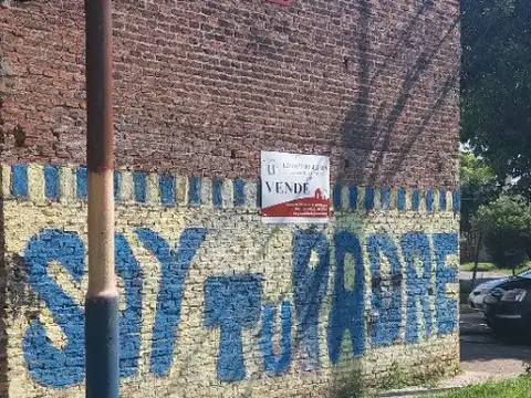 Galpón en esquina con doble ingreso.