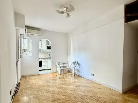 Excelente 2 ambientes con cocina reciclada, frente a Plaza Benito Nazar