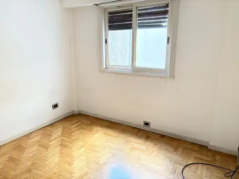 Excelente 2 ambientes con cocina reciclada, frente a Plaza Benito Nazar