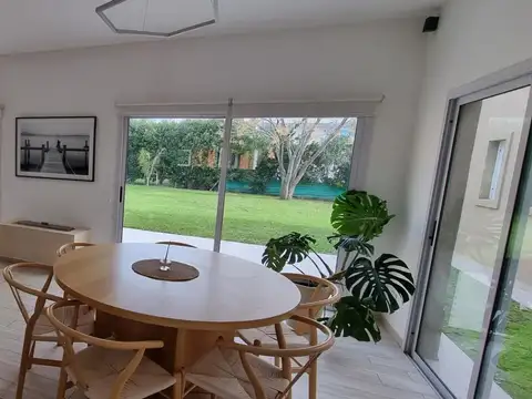 Casa 4 ambientes con 3 baños