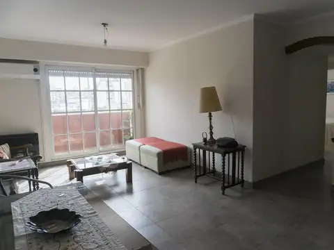Departamento de 4 ambientes con balcón.