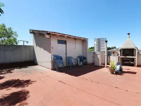 VENTA CASA 5 AMBIENTES - EN FLORESTA - 2 PLANTAS - LOCAL COMERCIAL -  TERRAZA - PERMUTA - FINANCIA