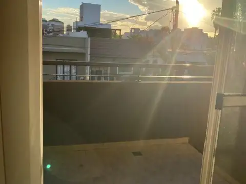 EXCELENTE Y ÚNICO EN LA ZONA, DUPLEX CASI 3 AMBIENTES CON COCHERA 