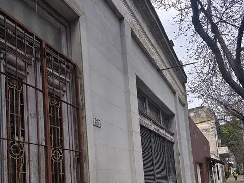 Casa con local, sobre lote propio 8,66 x 23 a refaccionar