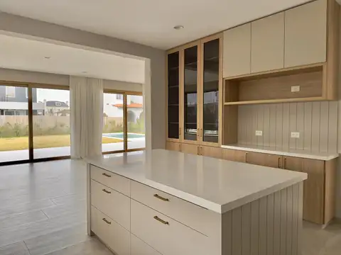 Casa en Venta con 3 cocheras