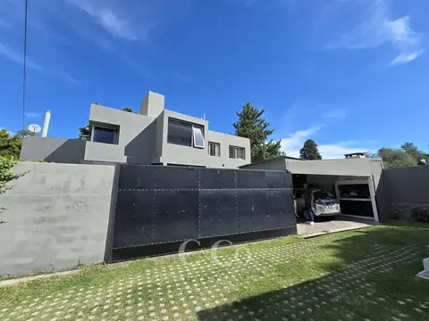 Casa 7 ambientes con 4 baños