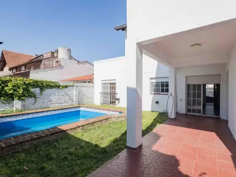 Casa de 6 Ambientes con Pileta en Barrio La Merced, Beccar