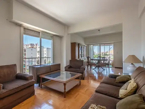 5 amb. - cochera fija - apto credito - bajas expensas.-