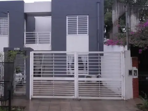 Excelente depto. dos amplios ambientes con lavadero y cochera fija