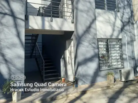 Excelente depto. dos amplios ambientes con lavadero y cochera fija. Sin expensas.