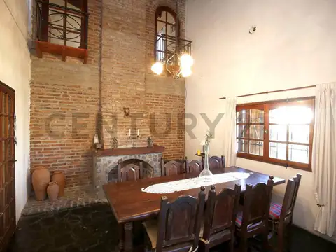 Casa en venta en Gonnet con 4 dormitorios con galería y parrilla