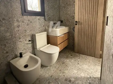 Casa en Alquiler con 2 cocheras