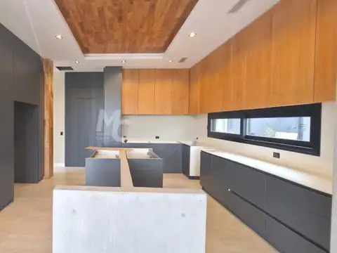 Casa en Alquiler con 2 cocheras