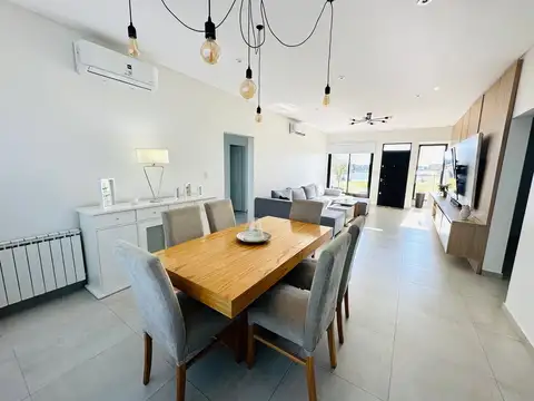 Casa en Venta en Guillermo E Hudson, USD 298.000