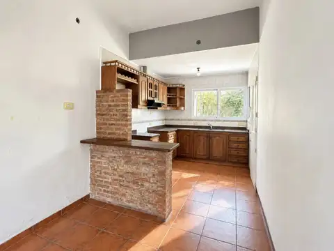 Casa de 3 ambientes con patio y 2 cocheras