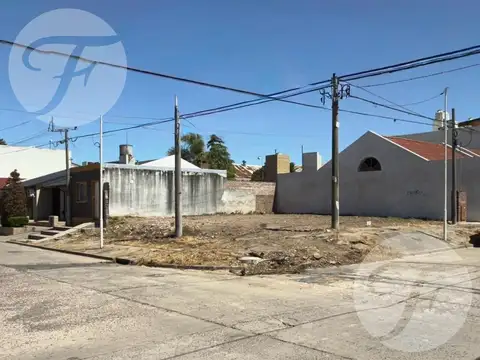 Lote en esquina en Alquiler en Almafuerte e Independencia – Ideal emprendimiento comercial