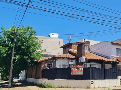 Mitre, Emilio Gral 1200 Esq. Peru