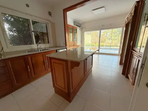 Casa en Alquiler con 1 cochera