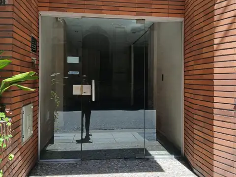 Alberti 100 2°- Monoambiente luminoso con balcón