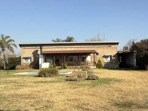 Casa en venta 2 dormitorios con pileta en Funes