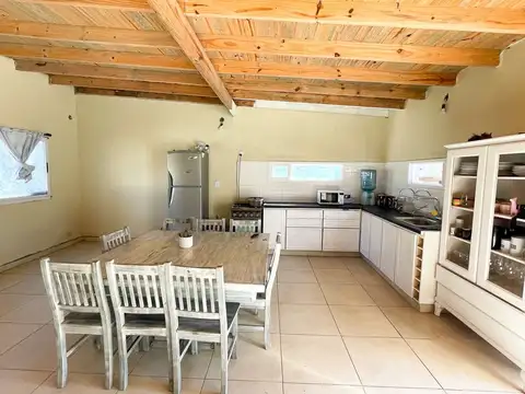 Casa 4 ambientes con 2 baños