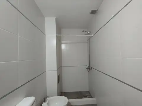 57 entre 17 y 18 Monoambiente. Cocina integrada,  baño, balcón. Luminoso