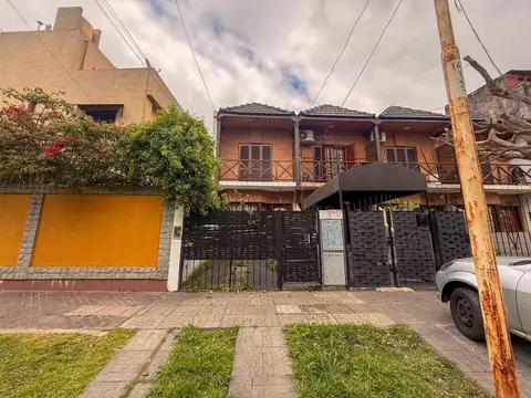 ALQUILER DÚPLEX 3 AMBIENTES CON PATIO, BALCÓN Y COCHERA – SAN JUSTO