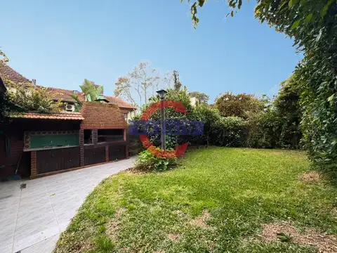 VENTA CASA 6 AMBIENTES EN LOTE PROPIO CON JARDÍN, GALERÍA Y COCHERA EN LA LUCILA