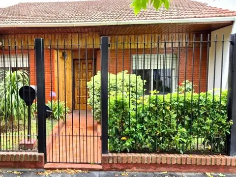 VENTA  CASA 3 AMB CON JARDIN BELLA VISTA. PERMUTA