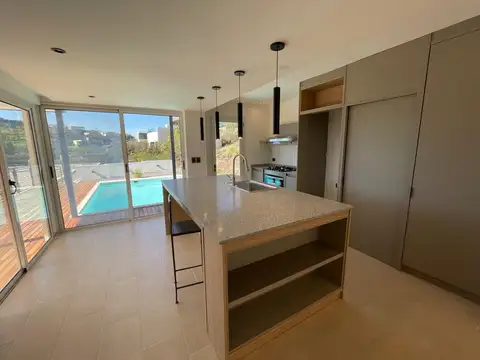Casa 4 ambientes con 3 baños