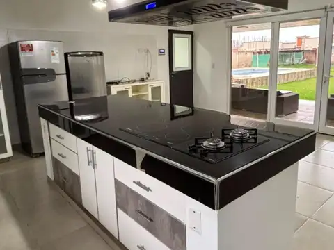 Casa en Alquiler con 4 cocheras