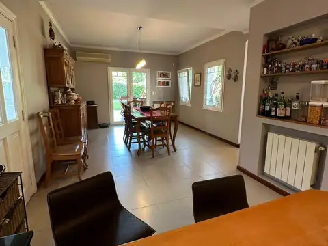 Casa 4 ambientes con 2 baños