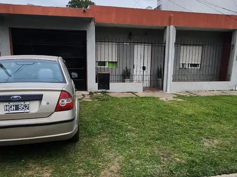 EXCELENTE CASA DE 3 AMBIENTES CON COCHERA Y JARDIN