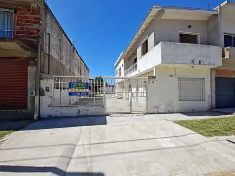 A la venta propiedad con amplio terreno y dos viviendas en Laferrere