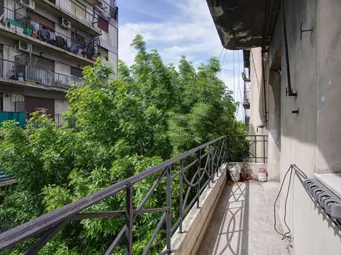 VENTA DEPTO  2 AMBIENTES - AL FRENTE - CON BALCON - LA BOCA
