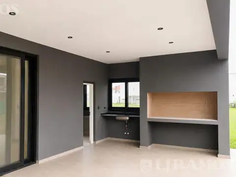 Casa 5 ambientes con 4 baños