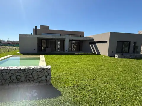 CASA EN VENTA TERRAVISTA 3 DORMS ESCRITORIO FINANCIA ESTRENA