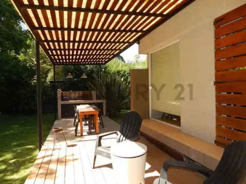 Casa 6 ambientes con 2 baños